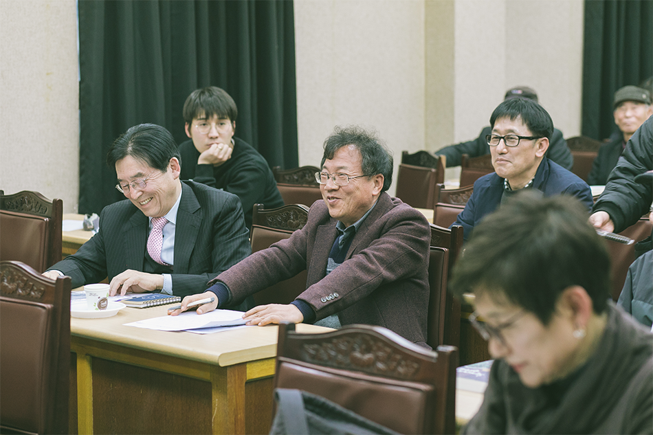 골목콘서트를 관람하는 관객들