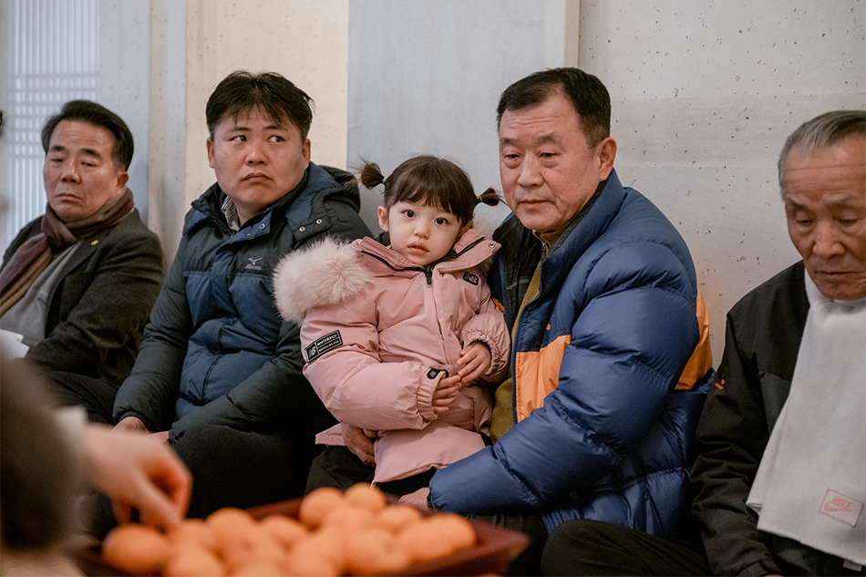 골목콘서트를 관람중인 관객들