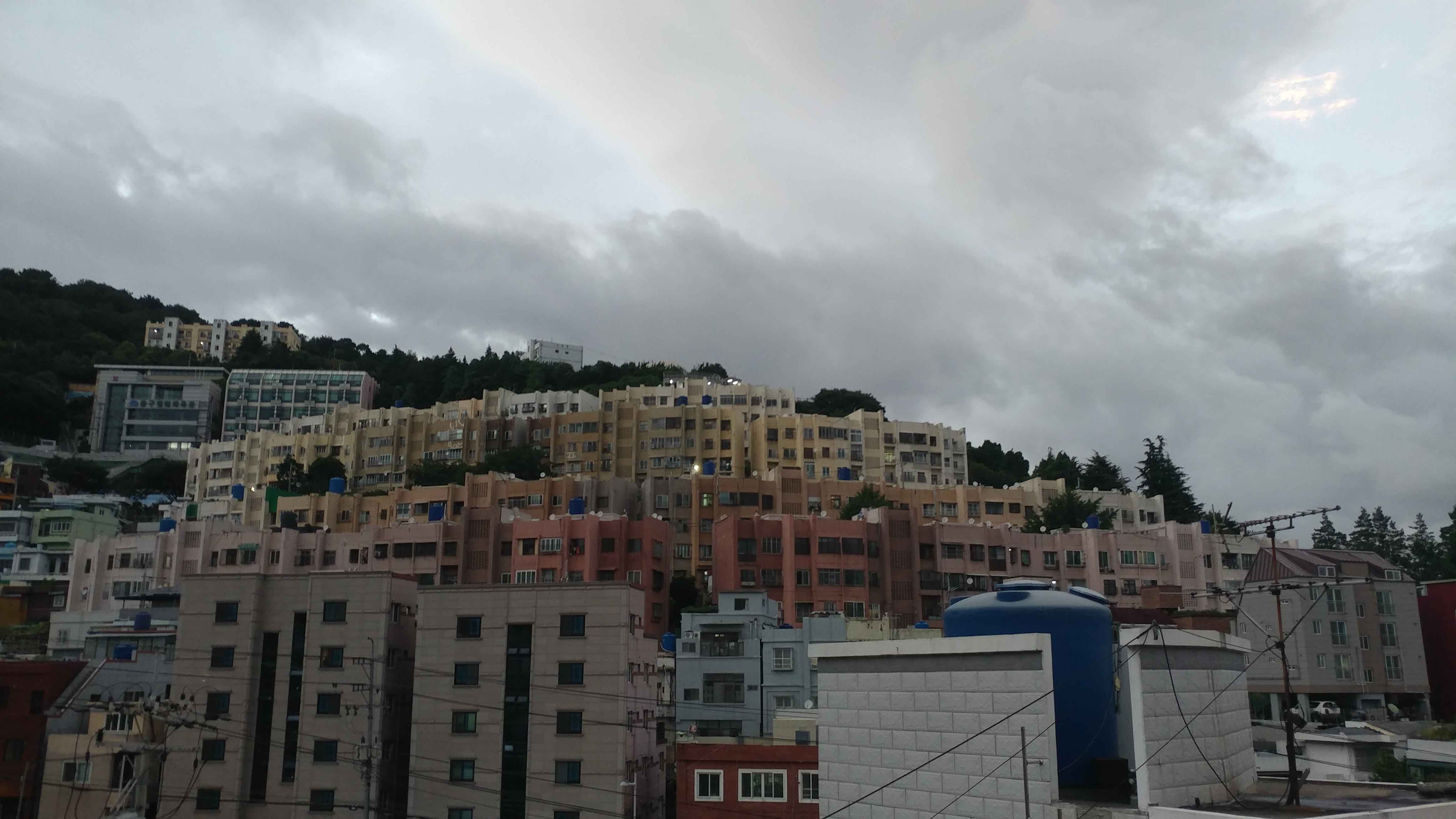 언덕 위에 서 있는 영주 아파트 전경 