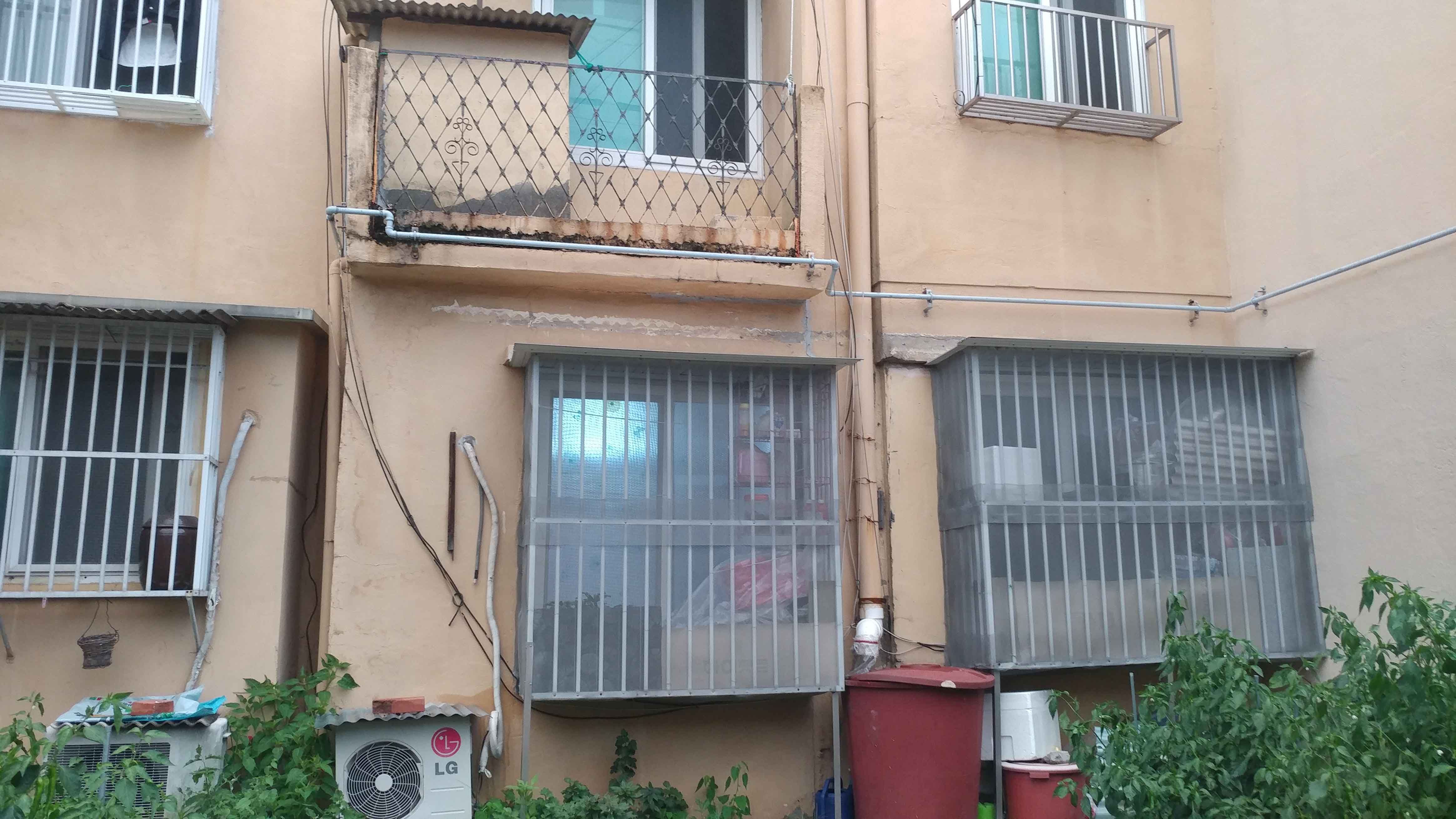 영주아파트에 살고 있는 이들의 삶,  생활이 창 너머로 느껴진다. 
