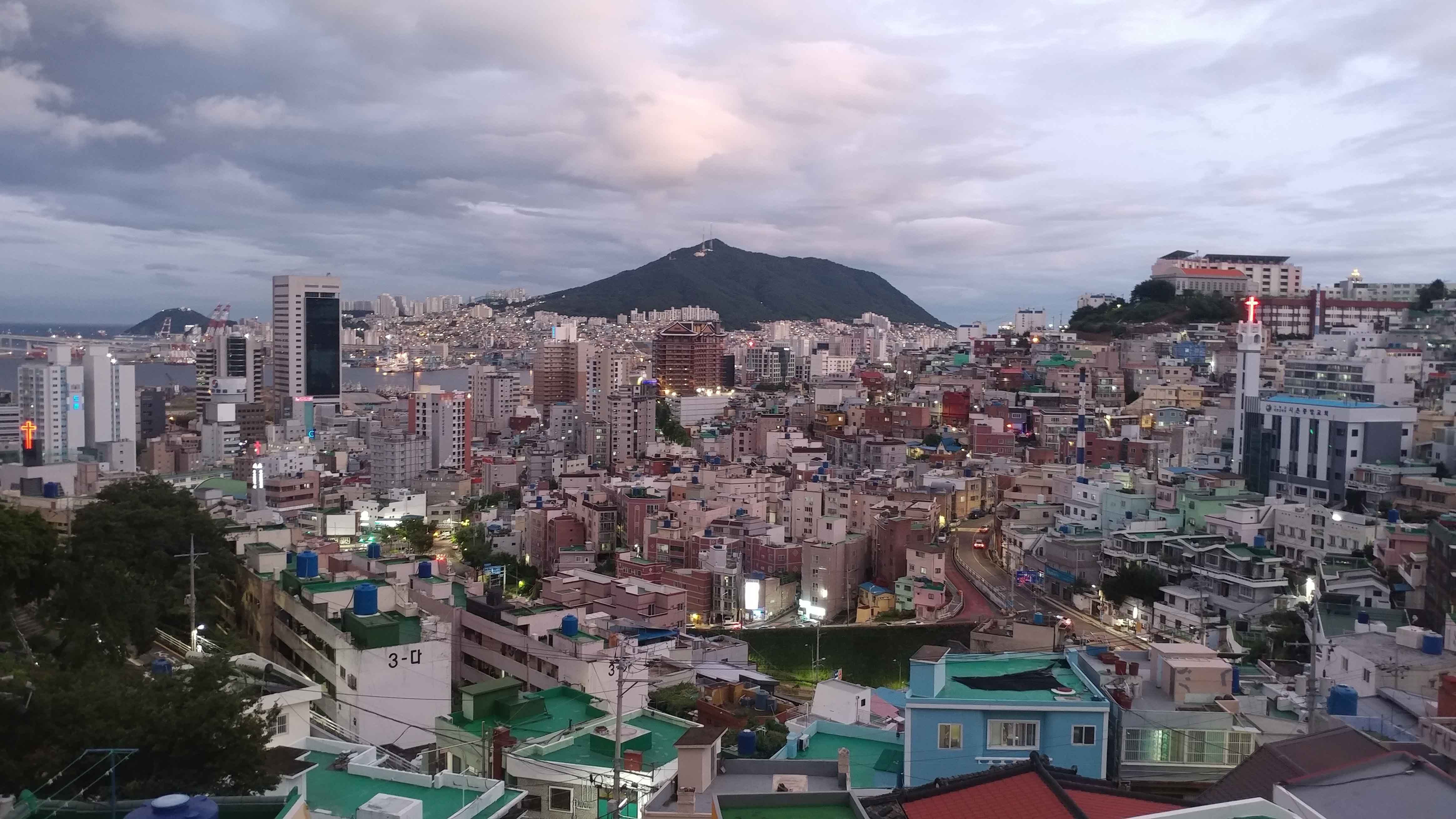 영주아파트 옥상에서 내려다본 영주동. 한눈에 동네가 들어온다.