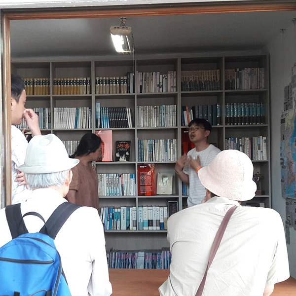 '수상한 집 광보네'를 찾은 관람객들 