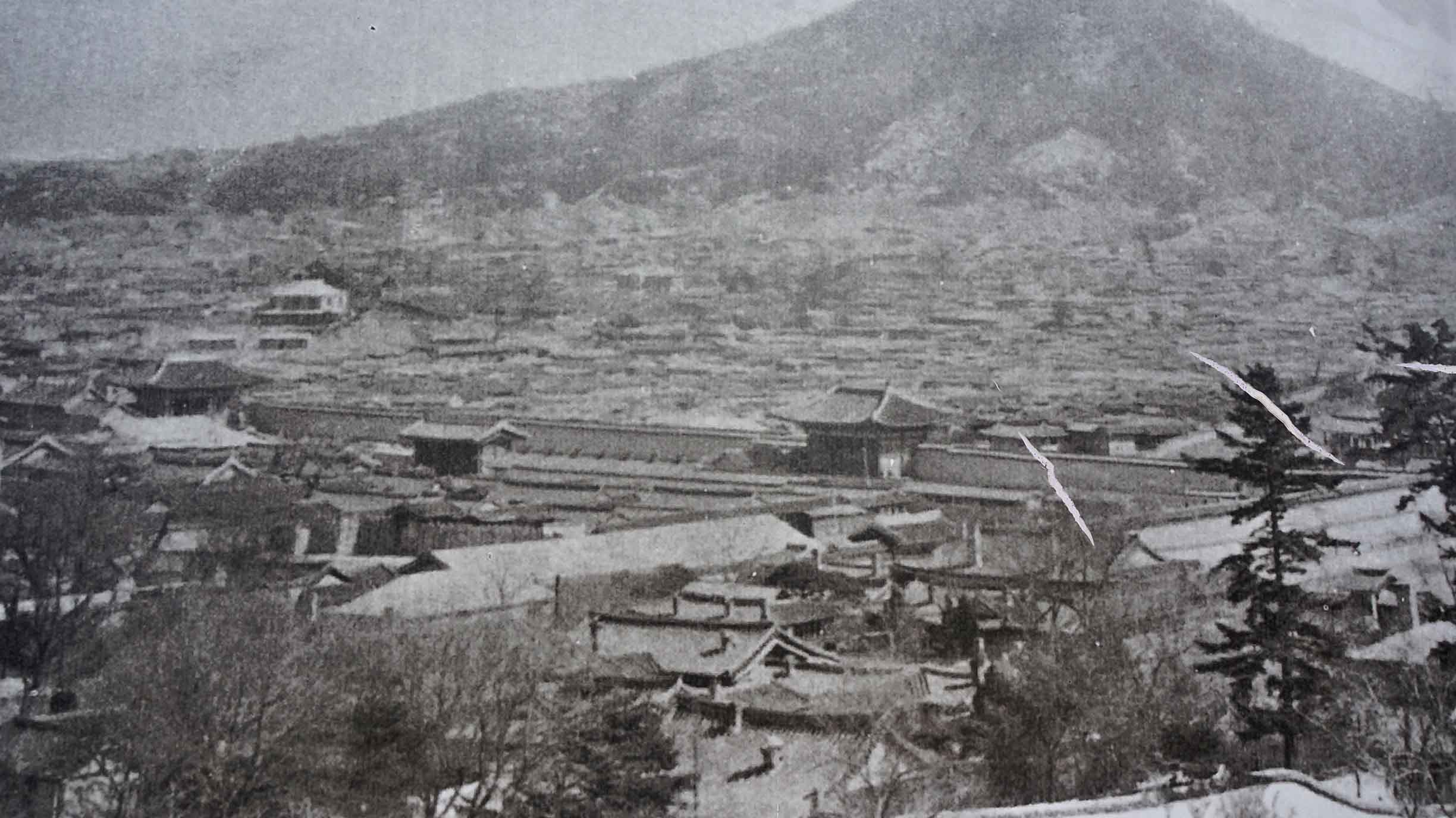 1910 당시 덕수궁 모습이 담긴 흑백 사진 