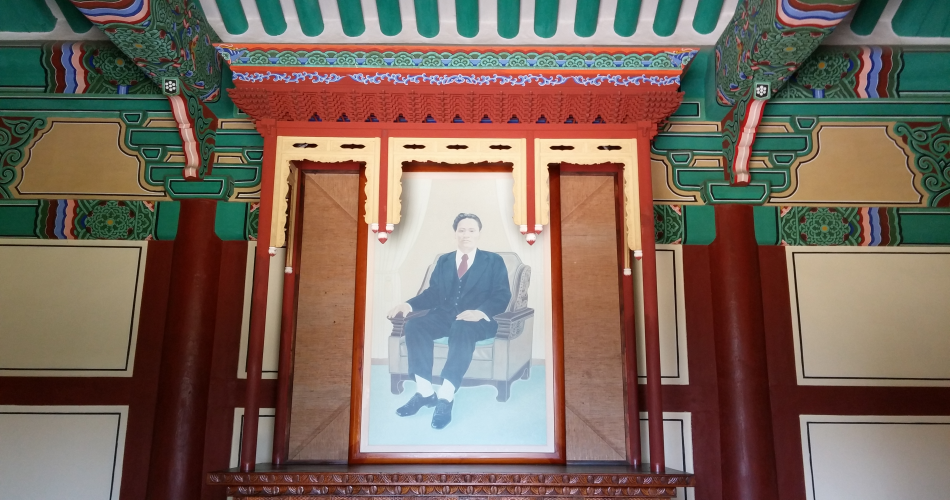 예산군 덕산면 충의사 내 매헌 윤봉길 의사 영정