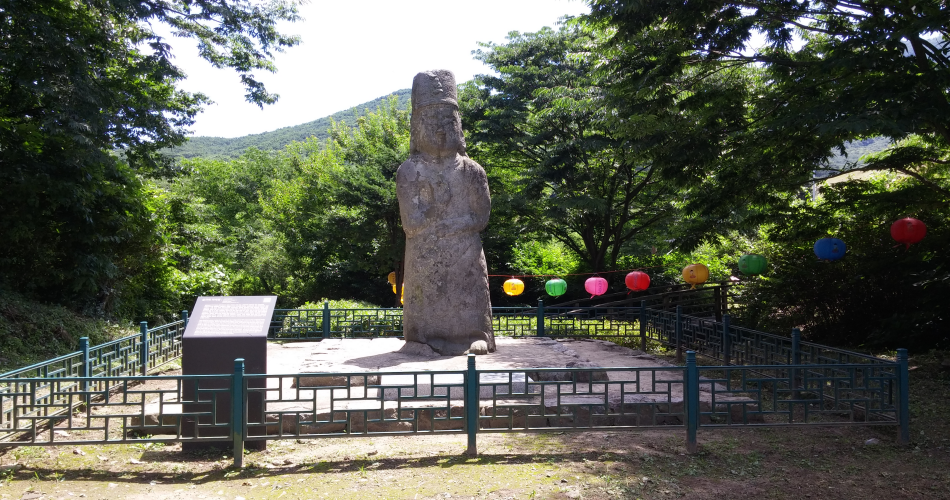 남연군 묘역을 등지고 있는 상가리 미륵불