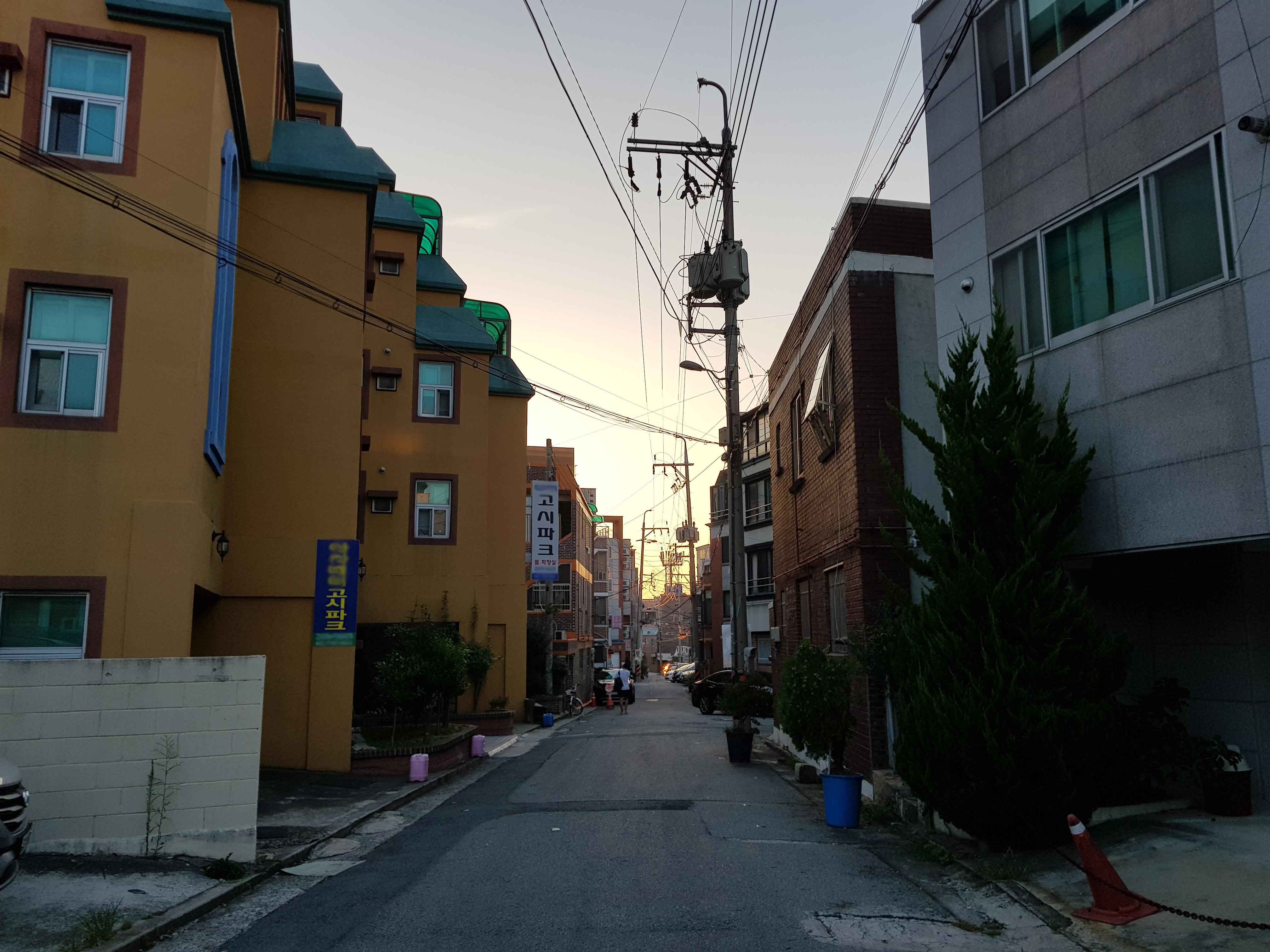 고시원과 원룸이 늘어선 광주의 한 골목길 