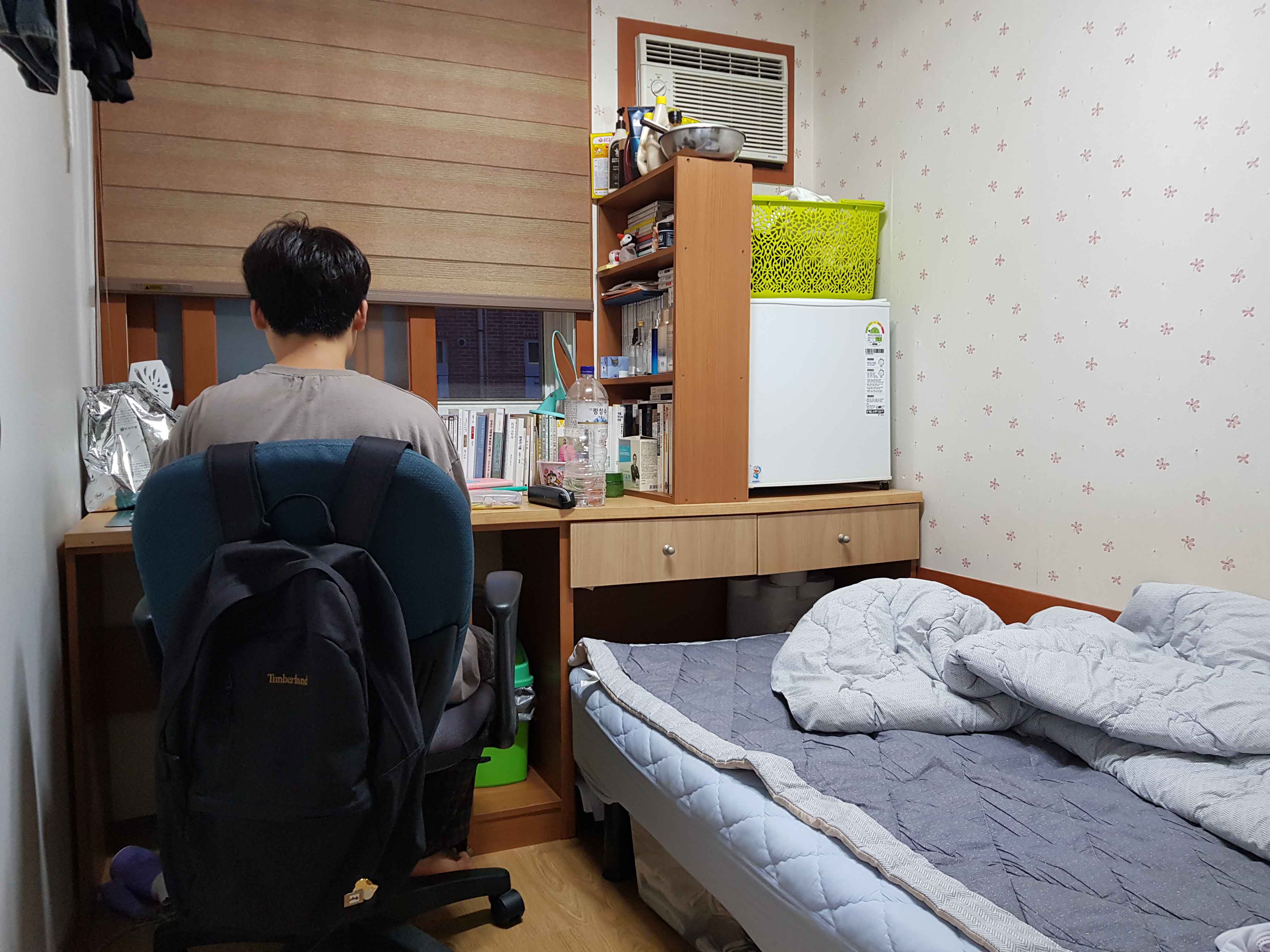 신헤아림 씨가 살고 있는 고시원 모습, 좁은 공간에 침대와 책상 등이 꽉 차 있다 