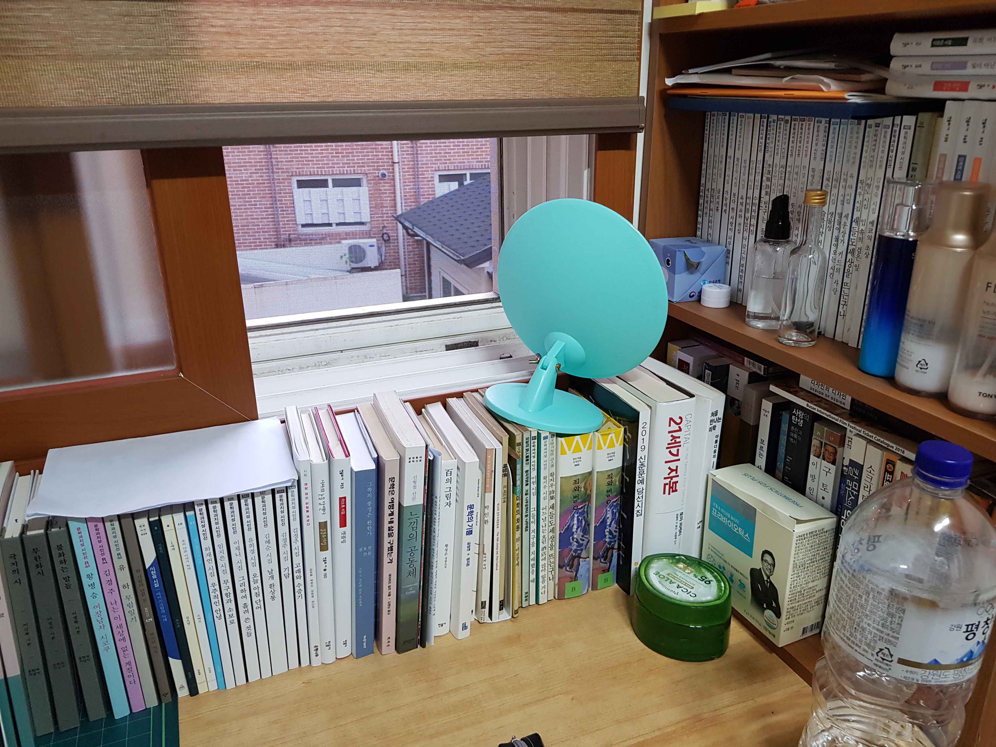 글을 쓰는 신헤아림 씨의 책상 한 쪽. 문학책이 빼곡하다. 
