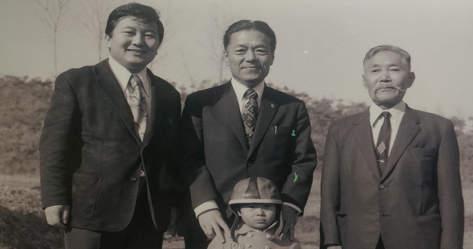 한국등잔박물관 설립자 3대(좌측이 현 관장 김형구)