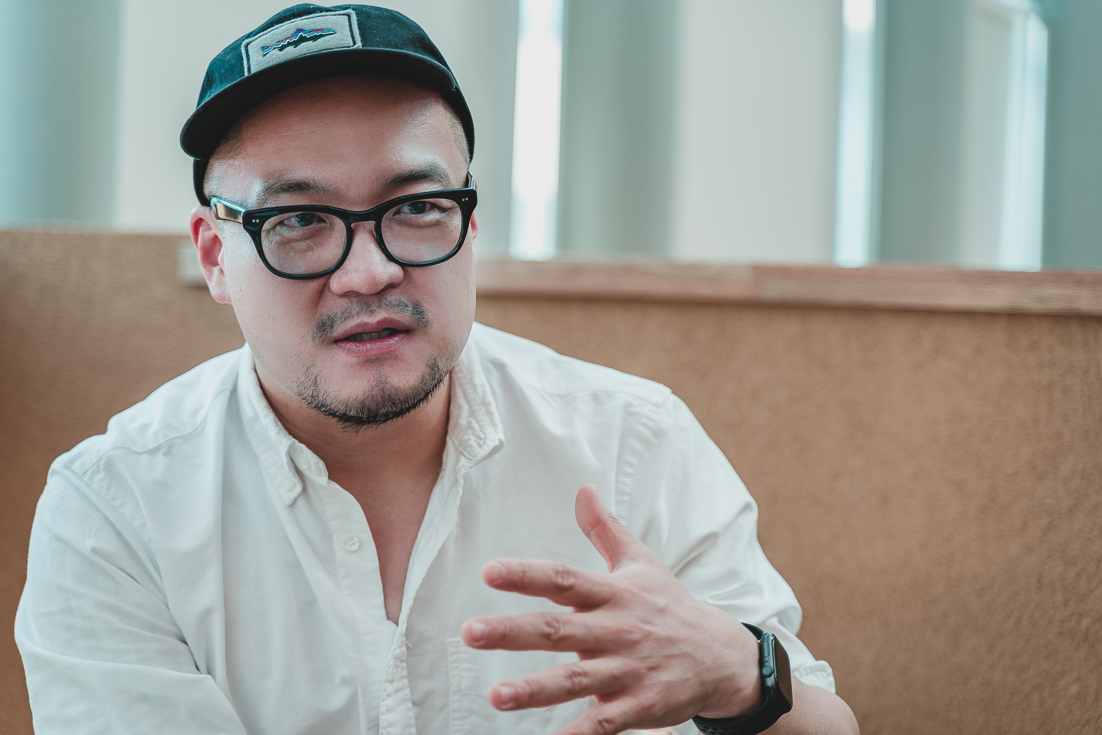 인터뷰 중인 디아스포라 영화제 이혁상 프로그래머 