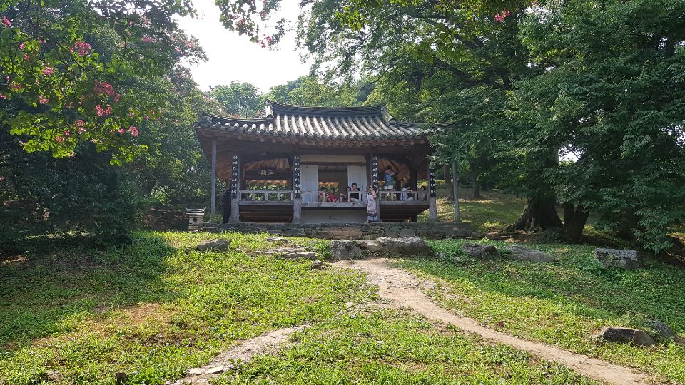 명옥헌 전경. 시민들이 처마 그늘에 앉아 쉬고 있다