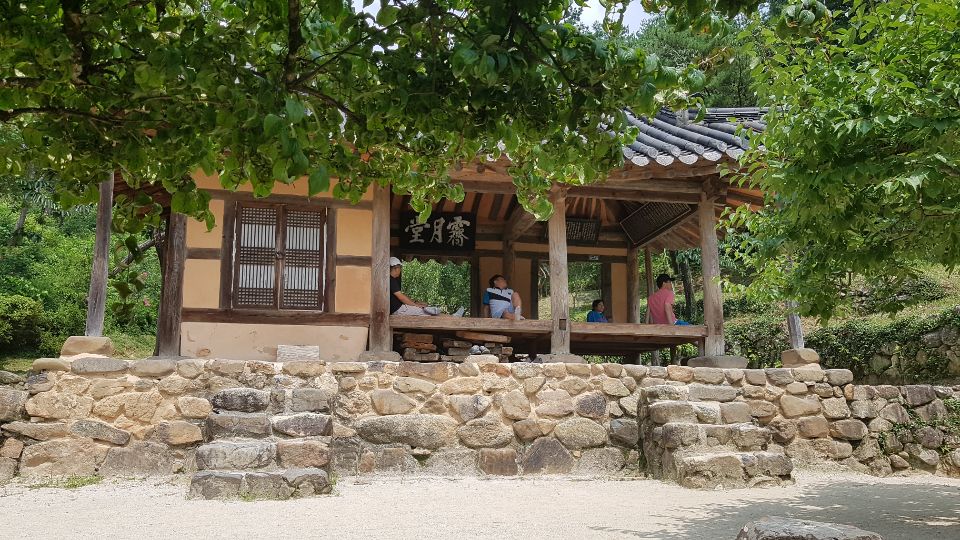 제월당 전경. 옛 사람이 공부했던 그 곳에서 지금 사람들이 더위를 식히며 잠시 쉰다.
