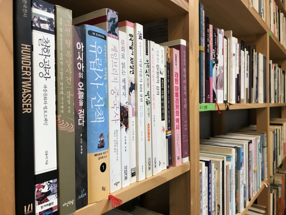 창작집단3355팀 작업실에 비치된 책들