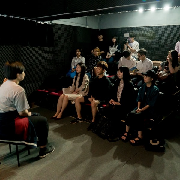삼삼오오 모여 영화를 나누는 시간