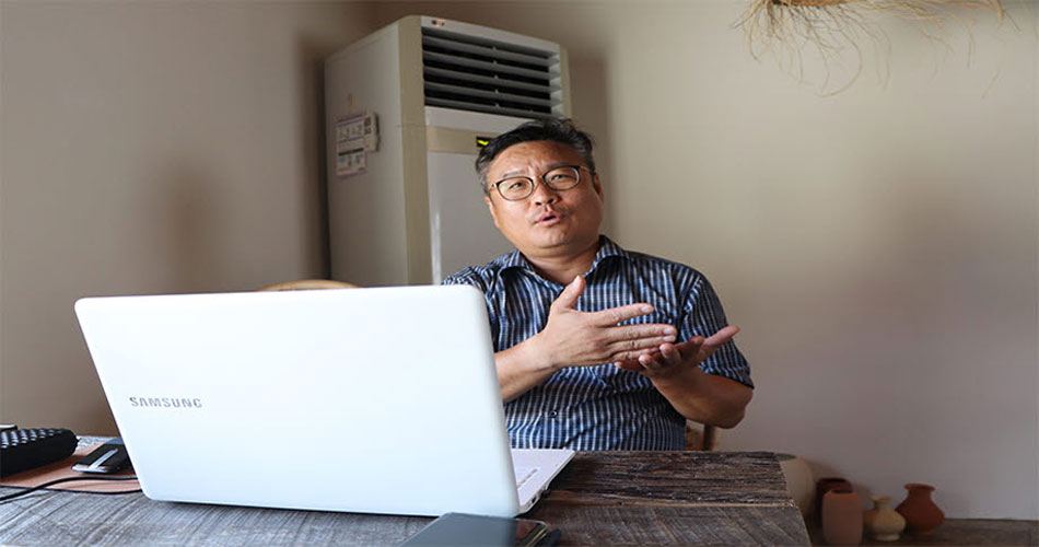 스토리투어 ‘근대로의 여행’을 주관하고 있는 대전문화유산 행복한 울림 안여종 대표가 대전 근현대사를 알 수 있는 망루, 우물, 왕버들에 대해 설명하고 있다.