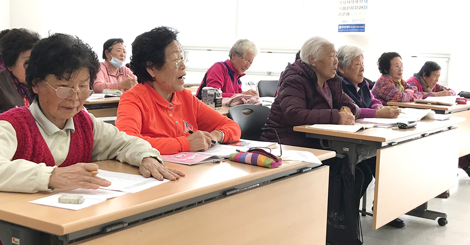 진달래 학교에서 수업하는 할매 시인 인금순씨와 할머니들