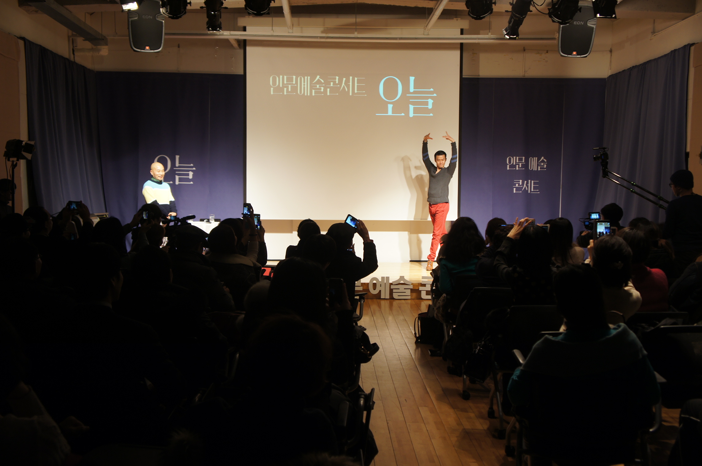 관객들의 환호에 보답하는 김용걸