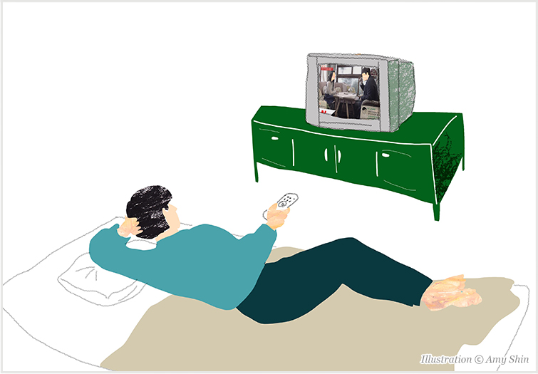 침대에 누워 방송을 보는 중, Illustration ⓒ Amy Shin