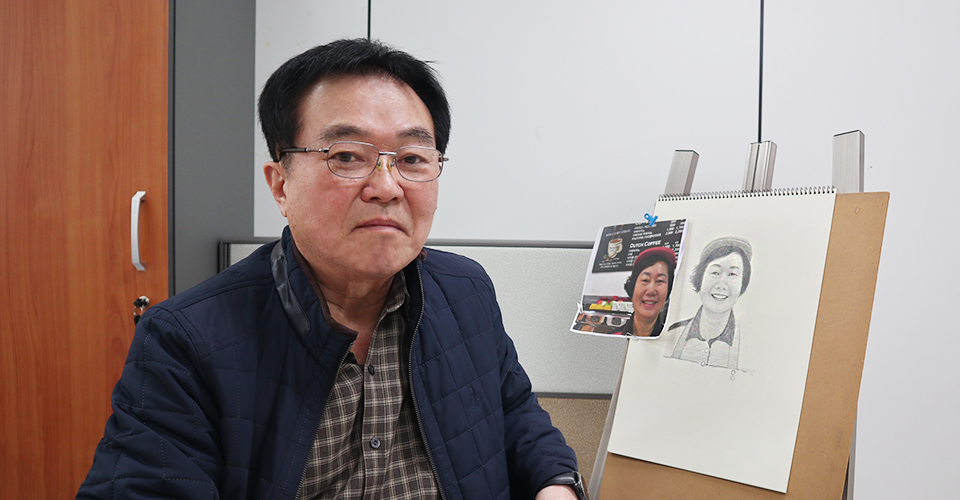 직접 그린 연필 인물화 옆 송용준 씨 