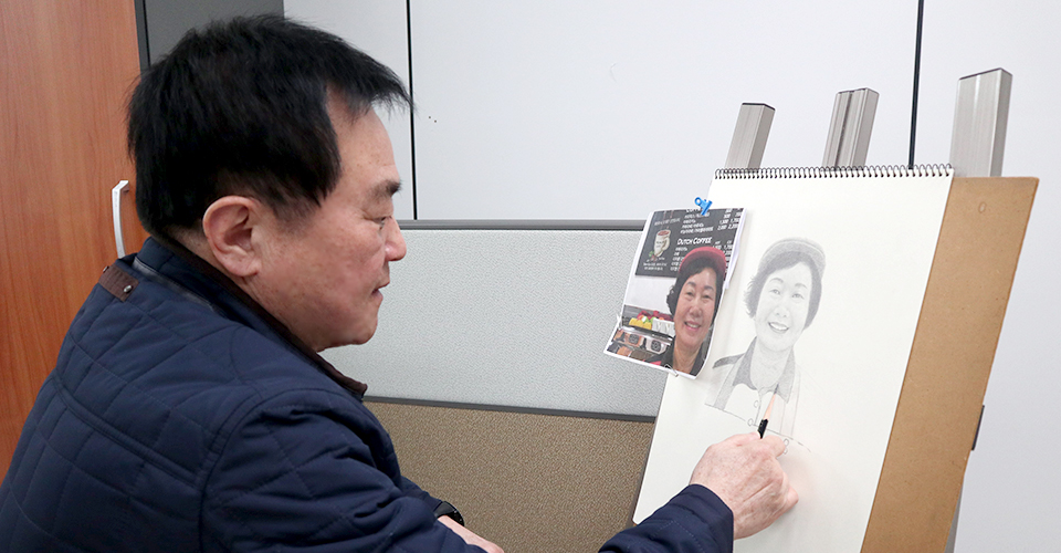 그림을 그리는 송용준 씨