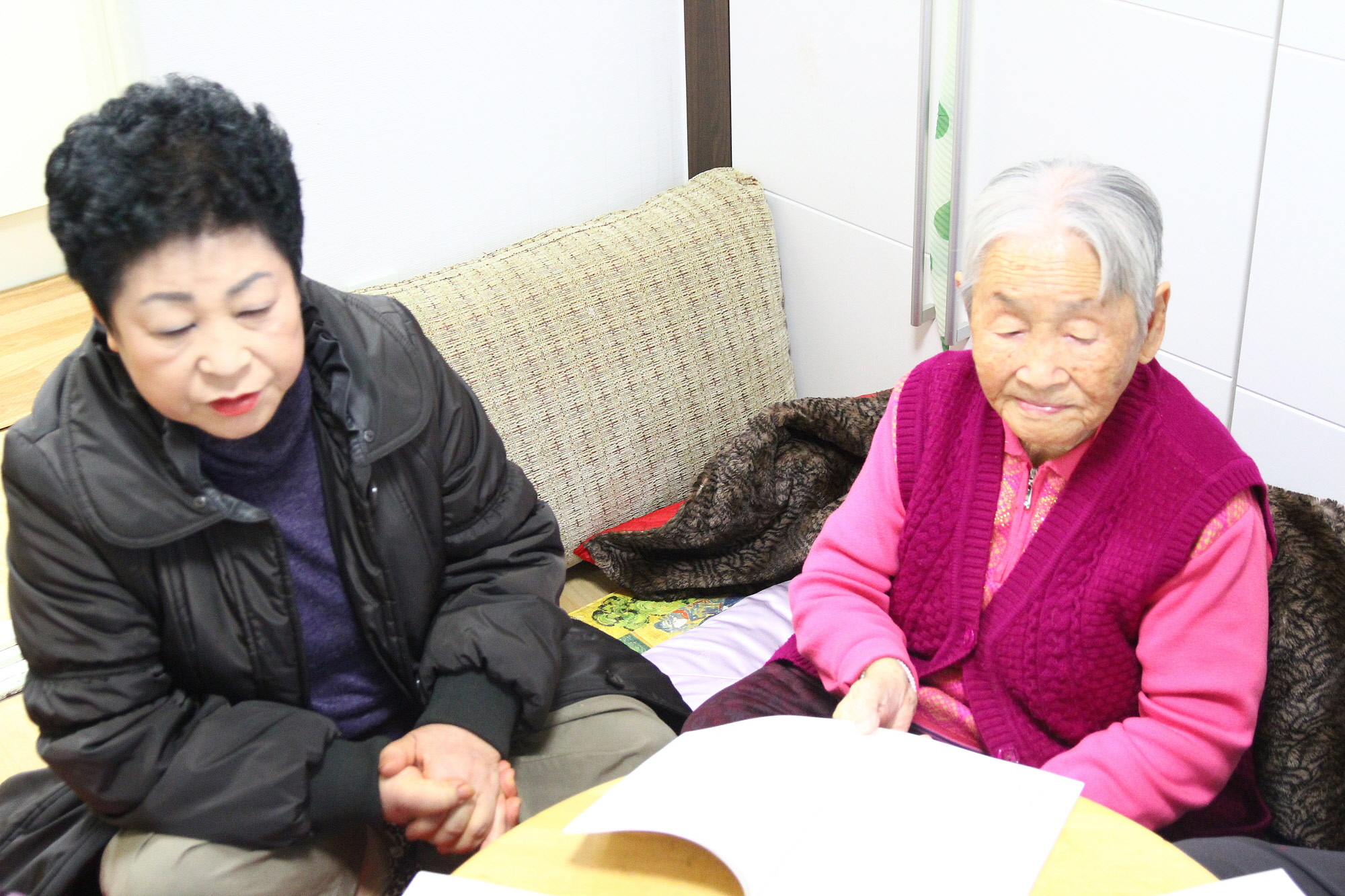 민들레 꽃처럼 마을학교 김영숙 교장과 초록이야기방 회원 이순남 님(93세)