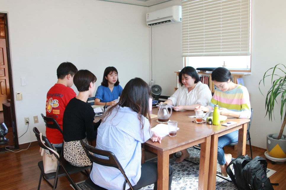 '청년열하단'의 독서모임 장면