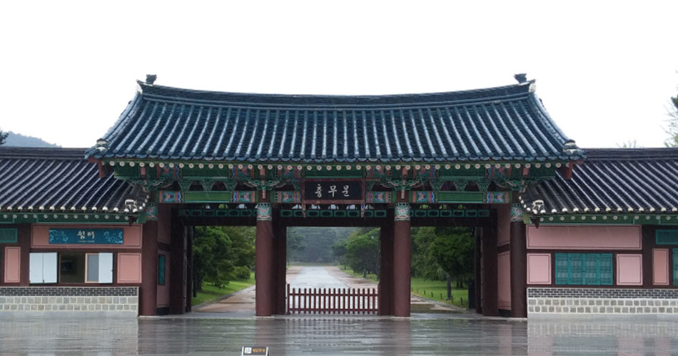 현충사 내 충무문