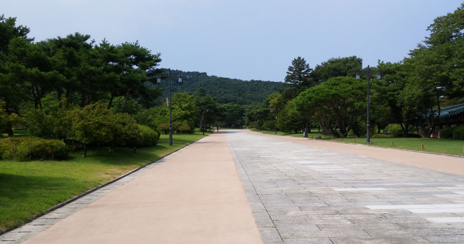 현충사 내 중앙로