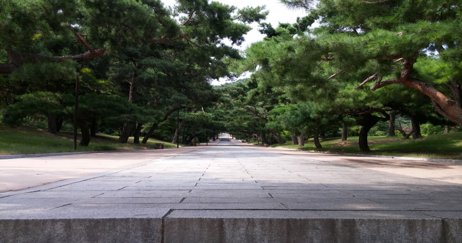 현충사 내 홍살문로