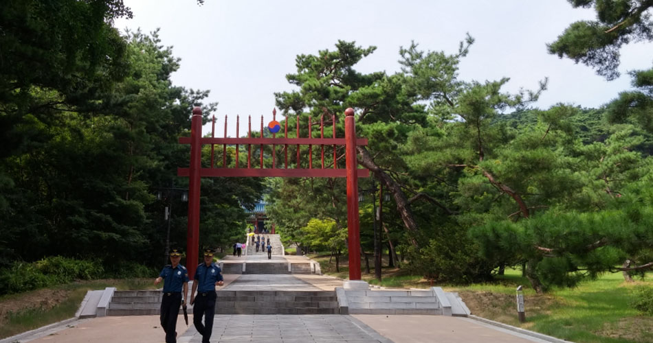 현충사 내 홍살문