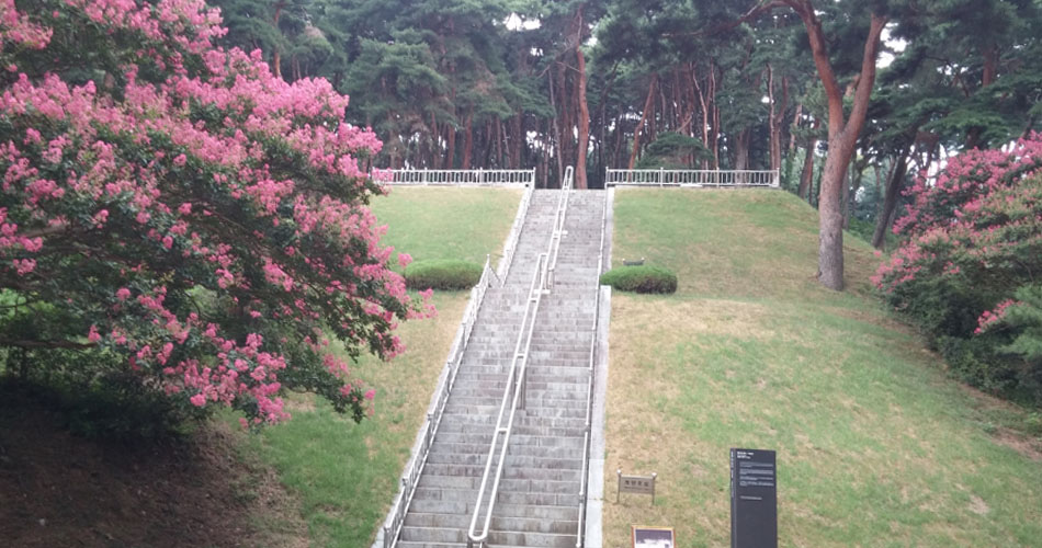 현충사 내 충무공 이순신 장군 셋째아들 이면의 묘 앞