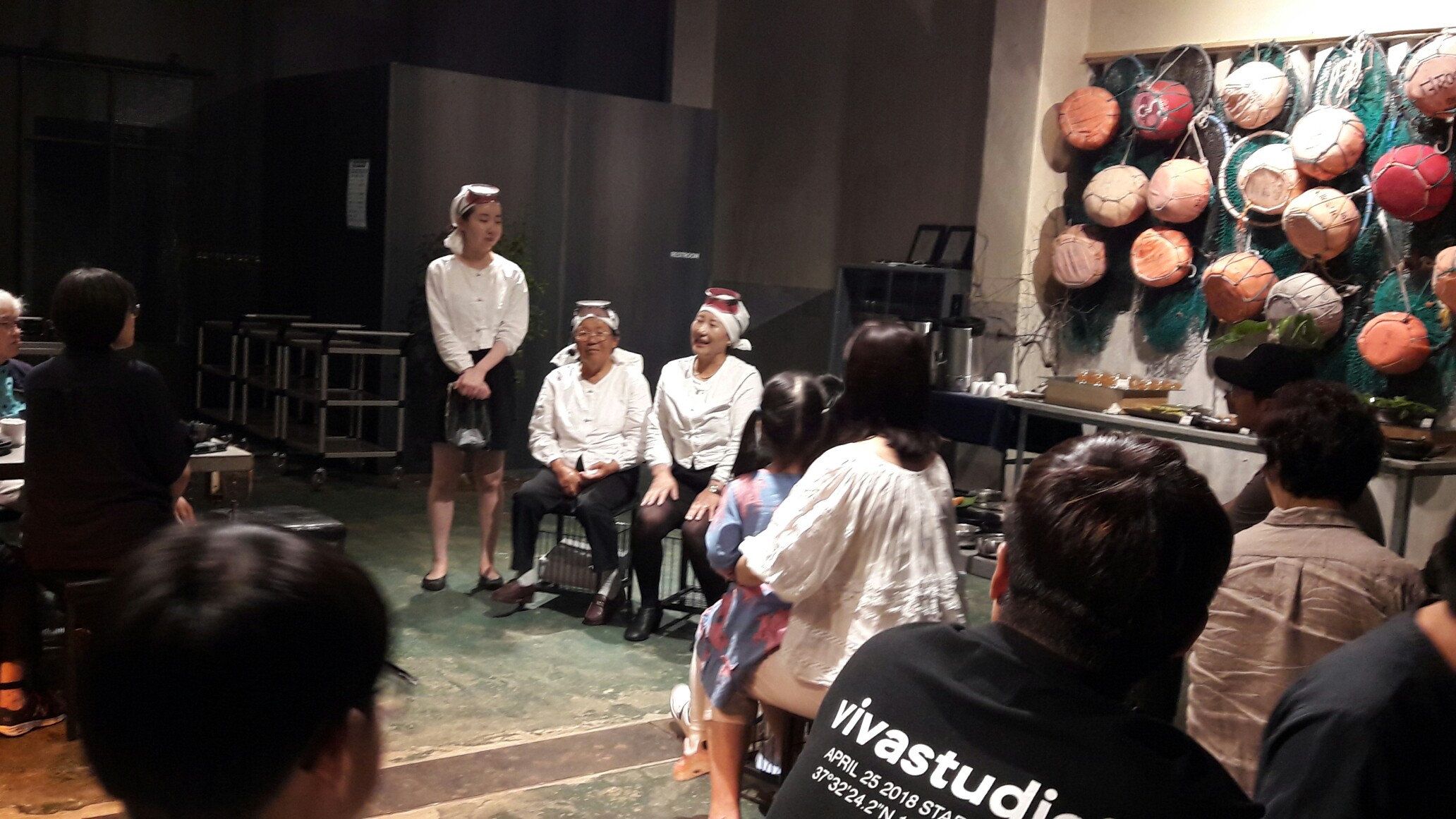 인터뷰에 응하고 있는 해녀들