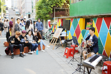 서문 축제를 즐기는 사람들1