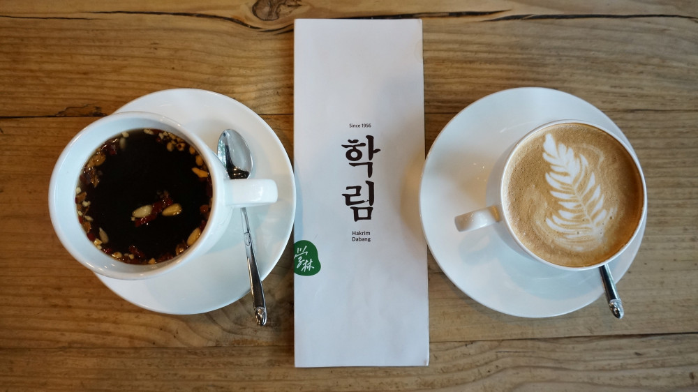 학림다방의 쌍화차와 카페라떼 / 문구 : since 1956 학림 Hakrim Dabang  