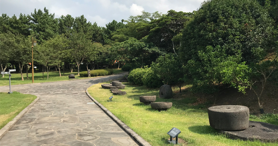 산책로로 이어지는 야외전시장