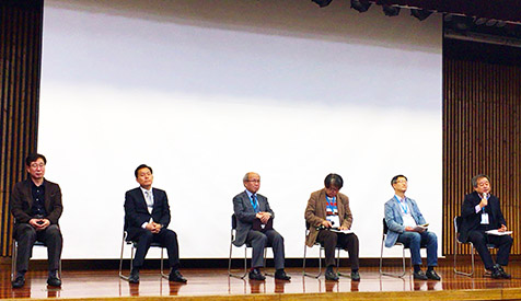 수원 세션의 발표를 마치고 질문 및 강평을 나누는 교수들의 모습