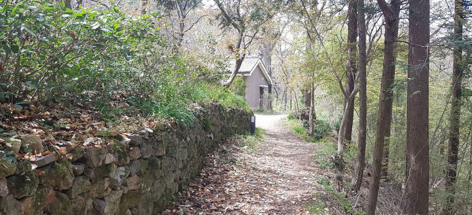 오솔길 끝, 적요에 잠긴 춘설헌 ⓒ김지원