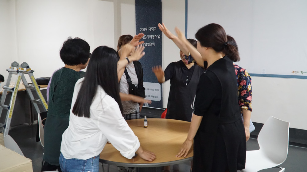 동네 주민이 축제를 앞두고 회의 중이다. 