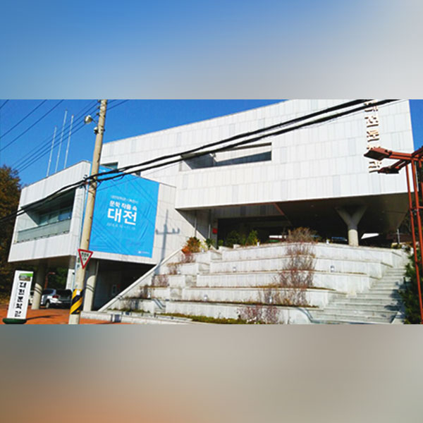 기록하고 보관하는 일로 문학사를 쓰는 일