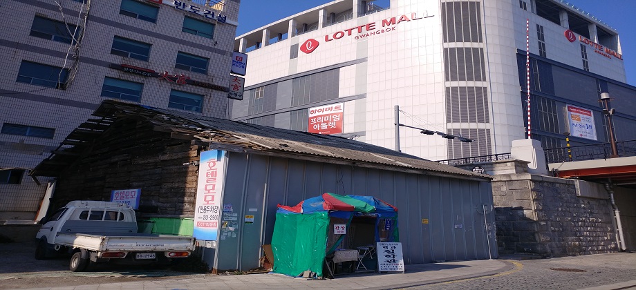 연안정비사업으로 사라진 점바치 골목, 이동식 철학관이 쓸쓸해 보인다 ©강태호