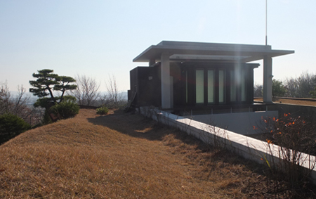 훼손된 산자락을 되살려낸 '작은 큰집'의 부분 풍경. 지붕을 새로운 지표면으로 돌려 놓았다. 