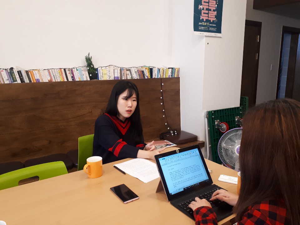 인터뷰 중인 대구청년유니온 활동가 이건희