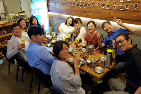 즐거운 시간을 보내고 있는 조합원들