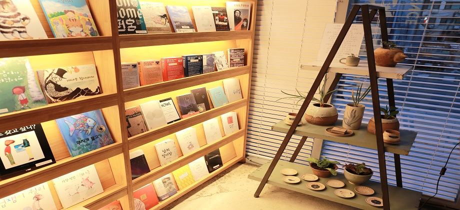 서가 옆에 놓인 그릇 진열대