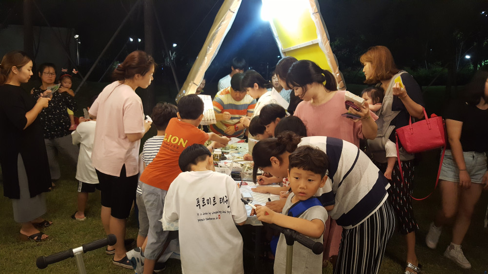 사람들로 붐비는 부스 