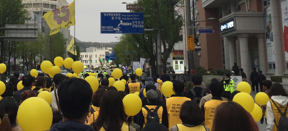 노란 풍선을 들고 금남로 일대를 행진하는 순례 퍼포먼스도 진행됐다. ⓒ조온윤