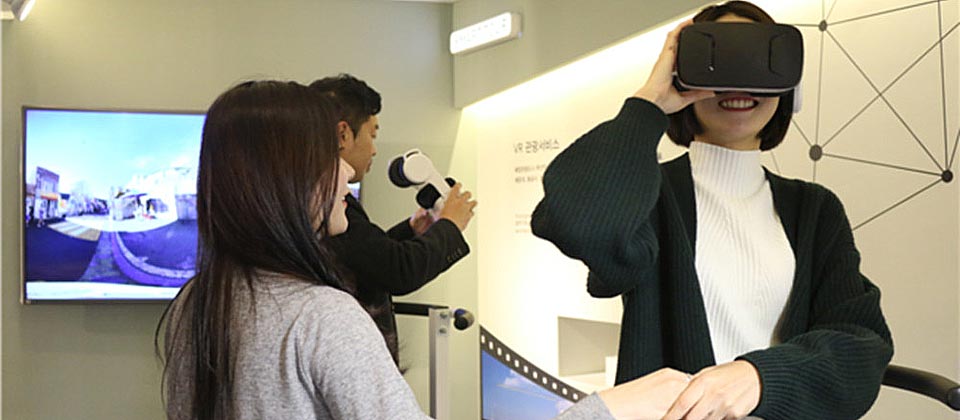 스마트시티를 체험해보는 시민들