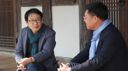 삼산면 봉학리에 있는 김남주 생가마루에 걸터앉아 촬영
