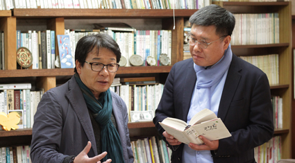 고정희 시인 서재에서 대화중인 두사람