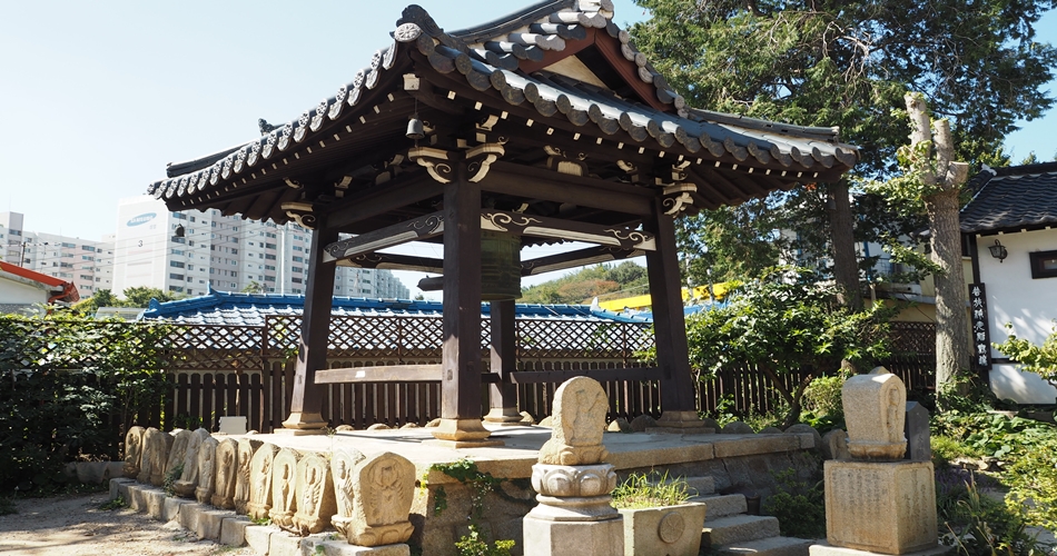 동국사의 일본식 종각